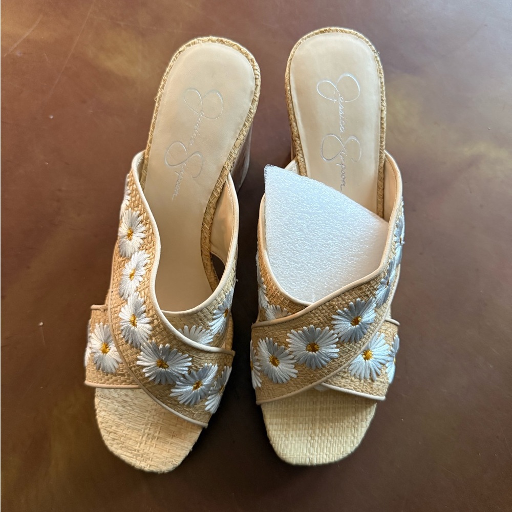 NWT Jessica Simpson daisy embroidered wedge size 10
